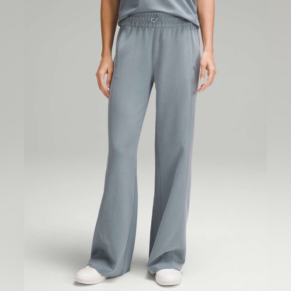 Lululemon Ribbed Softstreme Mid-Rise Pant 32"
Belgian Blue size 12
